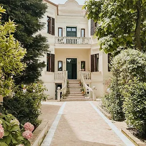 Seven Cafe & Bed and Breakfast